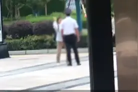 四川一大妈与保安互扇耳光，叫来4个儿子围殴保安被刑拘，网友：坑儿子图片