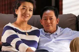52岁江珊全家近照，离异至今未婚，21岁女儿与老爸高曙光太像了图片