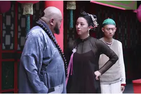 《鹿鼎记》穿帮镜头太离谱！韦春花穿透视装，小宝出家瞬间留长辫图片