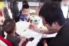 年轻爸爸情愿放弃工作 在家陪伴三个孩子成长 小孩过上幸福的生活视频封面