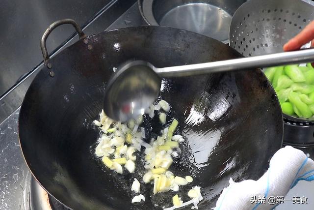丝瓜作为夏季时令菜、和番茄绝配，维c含量高，简单一炒营养美味