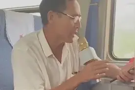 大叔在火车上动情歌唱《走天涯》 网友：开演唱会的节奏？