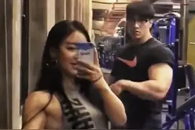 江苏女孩靠健美身材俘获肌肉男友，网友：真人版美女与野兽图片