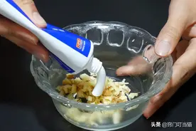 把牙膏挤在生姜上，作用太厉害了，解决了很多家庭的烦恼，快学学图片