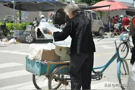 农村耄耋老人常年以拾荒为生，最爱吃猪皮，干一天活儿不知累图片