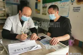 正义勇敢的内江人！醉汉街头行凶，诊所医生夫妇徒手制暴——图片