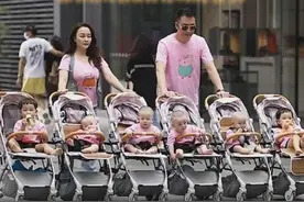 生下双胞胎姐妹后，又喜得4胞胎兄弟，夫妻带娃遛街成风景图片