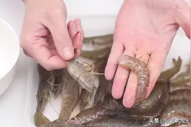 才知道，原来剥虾仁这么简单，教你一招，虾壳3秒一个完整脱落图片