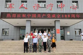 深圳援疆支医队走进军营参观学习图片