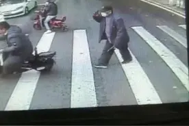 石家庄感人一幕！公交车斑马线停车让行 老人敬礼致谢图片