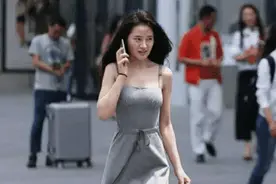 街拍：突然一阵风，把美女打回原形，尴尬了图片