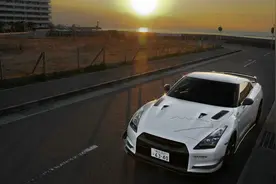 战神GTR图集。女：开个破尼桑。男：你懂什么叫战神GTR吗？图片