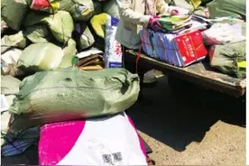 3年的“心血”堆成山 高考结束学校门前卖书忙图片