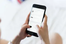 爱玩手机耗气伤神图片