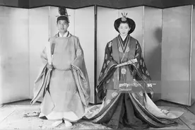 日本天皇第一次公开举行婚礼，东京50万市民上街欢呼庆贺图片