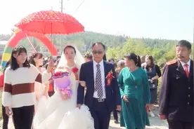 湖南农村，哥哥结婚，妹妹帮忙撑伞，嫂子很开心视频封面