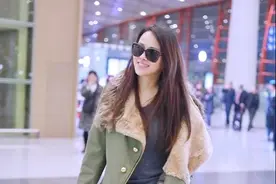 50多的伊能静好会装嫩，大衣里穿短裤秀美腿，风度有余温度不足图片