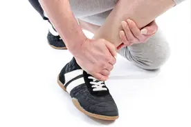 脚疼有两种常见的原因，病因虽然不同，但用药有相似之处图片