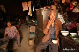 7旬农民大叔吃早饭，1盘凉韭菜就馒头，吃得很暖心图片