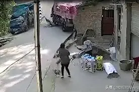 两辆货车拐弯处相撞，殃及路边民房，2人受伤图片