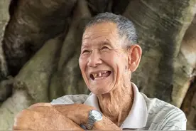 河南老伯养猪20年，挣钱全给两儿子，自己不留一分养老钱，因为啥图片