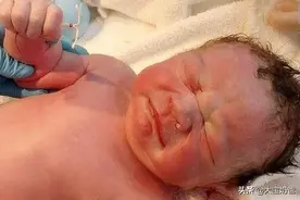 孩子出生时，手握避孕环：我命由我不由天图片