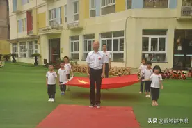 致敬百年 逐梦启航交幼毕业典礼在雨中升起国旗图片