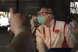 连续3天新增确诊3000+！日本机场却现网红摘口罩，围堵国乒队合影图片