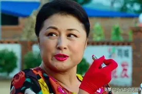 《乡爱》女演员现状：嫁富二代，一件衣服3万元，50岁未生子图片
