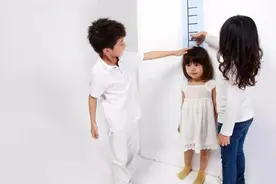 孩子属于中上还是偏矮？对照2021身高表，助娃发挥长高潜力图片