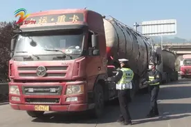 高速交警加强部门联动 严打“跳磅”超重违法行为图片