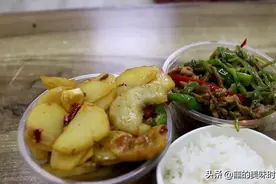 武汉这家盒饭大王，半条街都是他们家生意，只卖中午客人络绎不绝图片