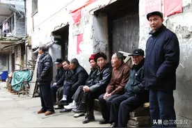 农村的村口为何每天都可以坐满人？他们聚集在一起聊些什么？图片