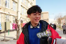 哪些事情男生可以做女生不可以做？帅哥的回答，旁边妹子脸红了视频封面