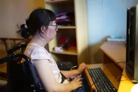 仅一只眼睛、一根手指，瘫痪医学女博士自创论坛，为4000余人免费答疑！图片