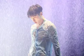 小丑妆容加张艺兴实力的演唱，让gai尊敬是当之无愧图片