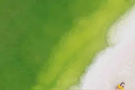 藏在大西北的马尔代夫，风景太香了！这里的湖水能呈现不同的颜色图片