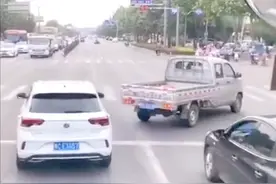 你会为出警消防车让行吗？图片