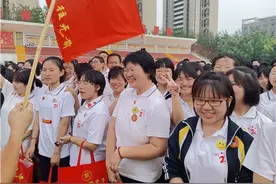 全班63人中有60人今年高考超600分，其中7人成清北学子——班主任教育“潮”理念带出“最牛学霸班”图片