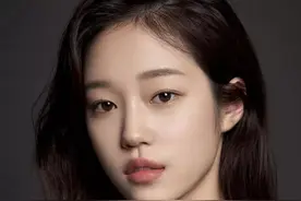 南韩最新整形模版！99年的奶萌猫系脸，美得让人心痒...图片