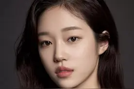 南韩最新整形模版！99年的奶萌猫系脸，美得让人心痒...图片
