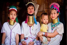 为什么长颈族女人要为自己套上铜圈，这是被迫的还是自愿的？图片