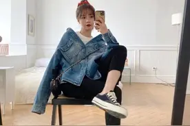 沈梦辰又不好好穿衣，牛仔服只系两个纽扣，别说，还真挺时髦！图片