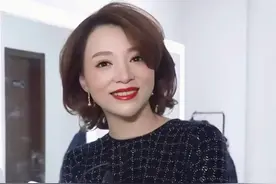 董卿央视跨年采访，又见红唇好惊艳，穿小黑裙苗条身段太出挑图片