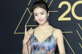 白鹿气质挺纯的，穿印花吊带裙清新大方，身材不算骨感但挺迷人图片