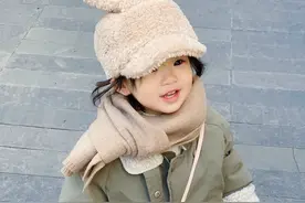 王智女儿两周岁超可爱 网友：又想骗我生女儿图片