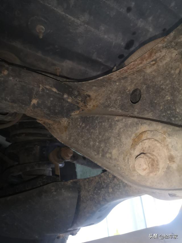 报价22万的雷克萨斯RX270，开10万公里就漏油，还能传三代吗？