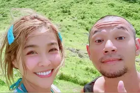 前TVB小生金刚夜市摆摊，2小时卖光，不介意女友小娴不能生育图片