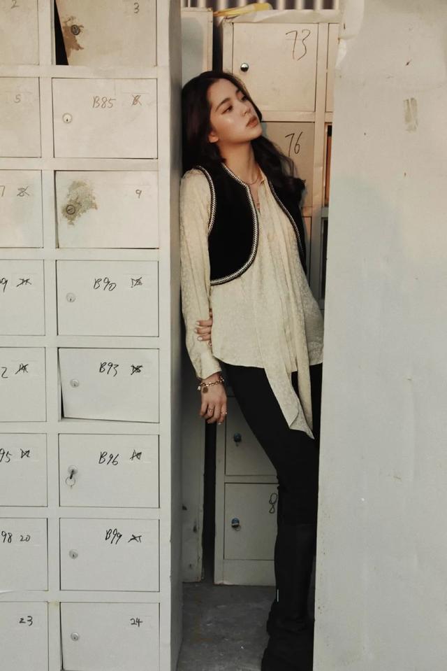 女明星秋季撞衫的第一件单品,我再也不说它鸡肋了