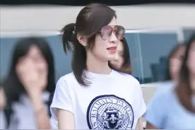 佘诗曼真不像45岁的人，T恤衬衫穿出各种花样，嫩得好像20岁女生图片